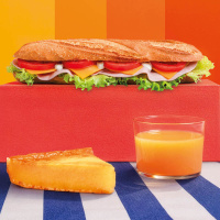 Menu sandwich club, baguettine, mayonnaise, tomate, cheddar, jambon, salade, flan